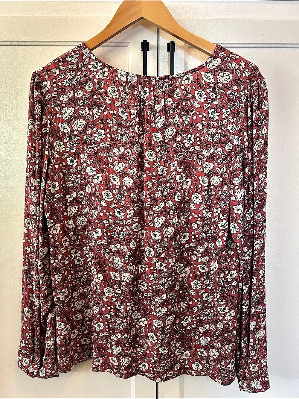 Market & Spruce Floral Blouse in Red & White Size Medium